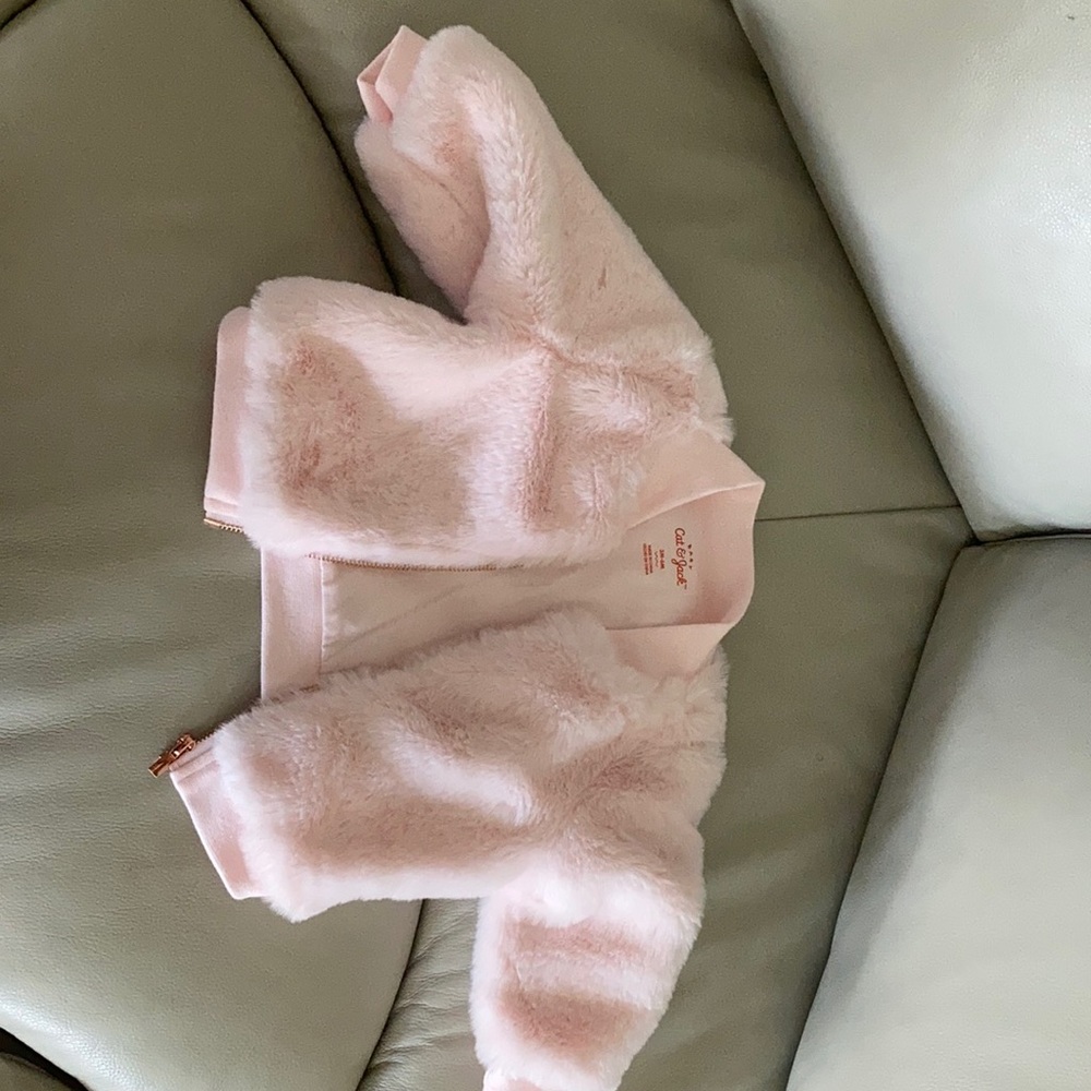 Never worn. Size 3-6 M